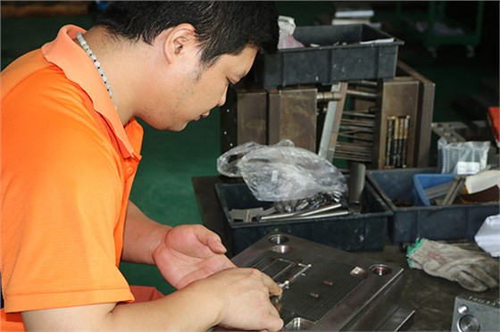 如何解決注塑模具制造廠新?！竿蟼箚?wèn)題呢？