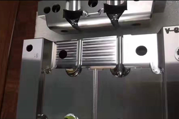 深圳藍牙耳機模具哪家好？博騰納出品耳機有分模線但你看不見！